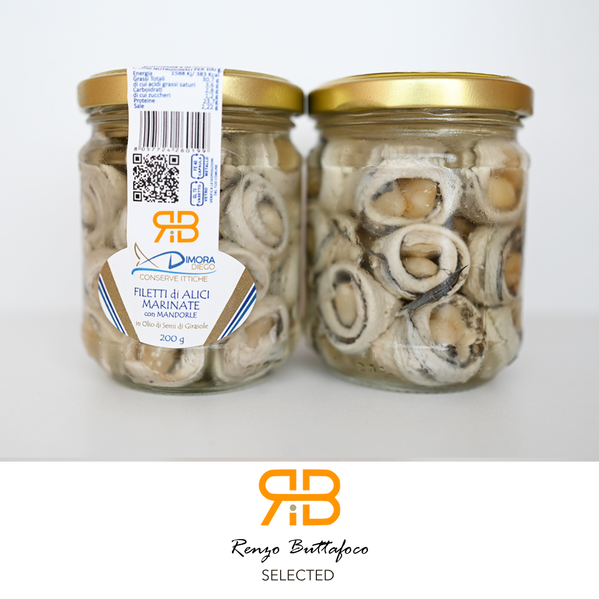 Filetti di alici marinate arrotolate con mandorle
