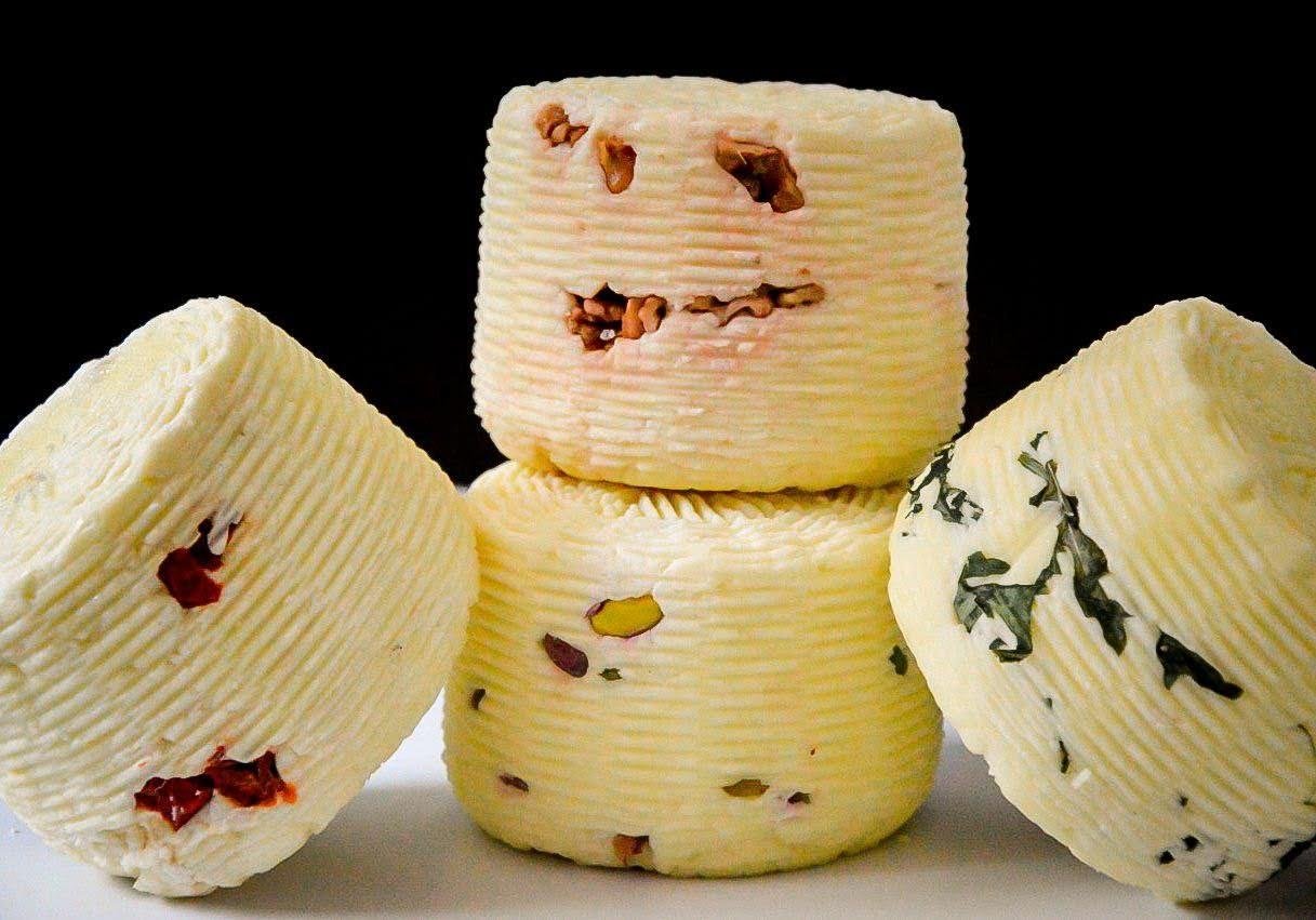 Formaggio Fresco Pecorino Primo Sale con Olive Verdi
